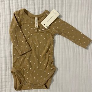 NWT  Quincy Mae Long sleeve bodysuit NB